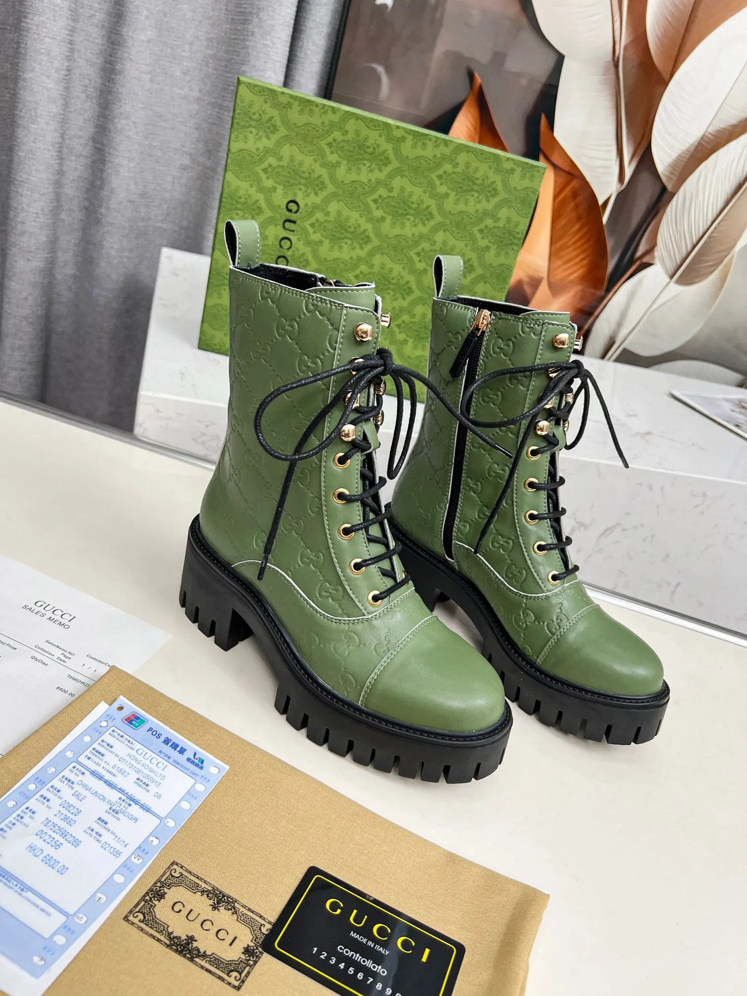 👟👟Ex-factory price 600👟👟 2025Gucci Gucci lace-up ankle boots. These lace-up ankle boots are made of Peugeot GG lace-up ankle boots. These lace-up ankle boots are carefully made of iconic GG cow leather, highlighting the brand's timeless and elegant aesthetic style. Featuring a bold silhouette, these ankle boots feature a rubber lug sole that provides secure support while giving the entire silhouette a modern, sophisticated feel. Lining: cowhide Heel height: 6 cm Size: 35-42#